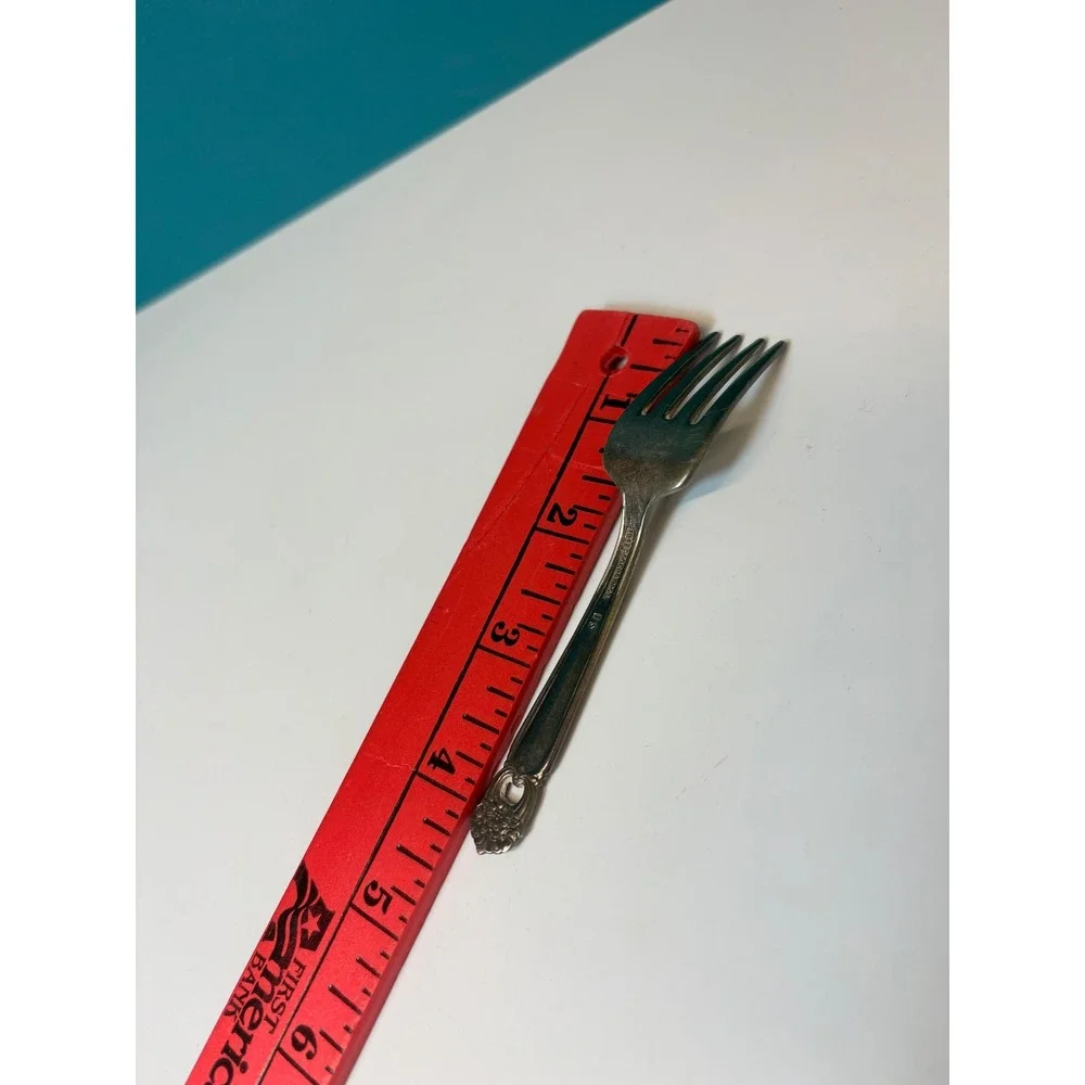 1847 Rogers Bros Daffodil Silverplate Cocktail Seafood Fork Vintage‎ 4.5 Inch